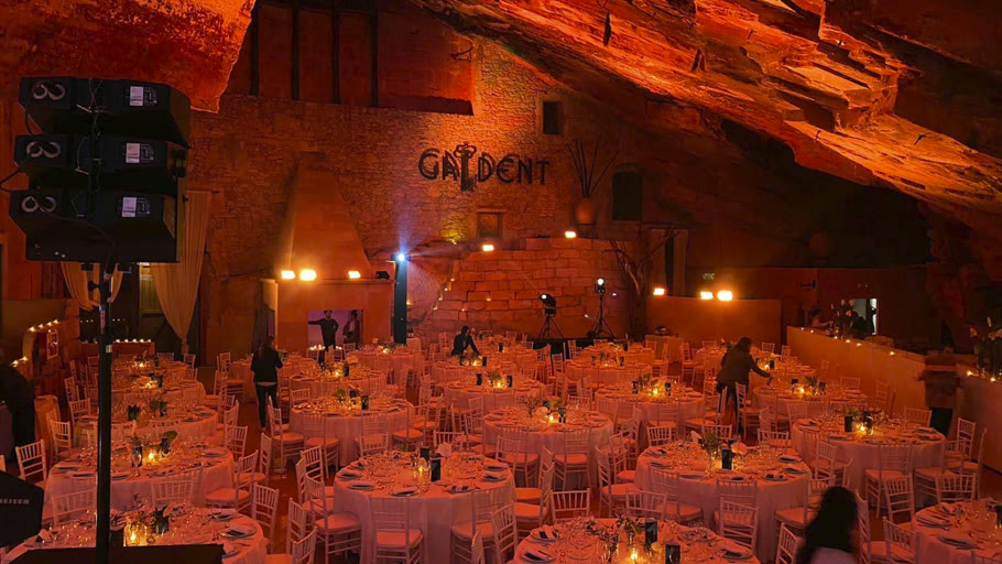 Galadinner mit runden Tischen in einer warm ausgeleuchteten Höhle